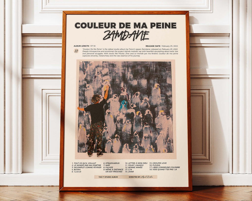 Poster minimaliste encadré de Zamdane Couleur de ma peine posé contre un mur bien visible, décoration rap mélancolique.