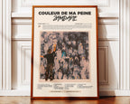 Poster minimaliste encadré de Zamdane Couleur de ma peine posé contre un mur bien visible, décoration rap mélancolique.