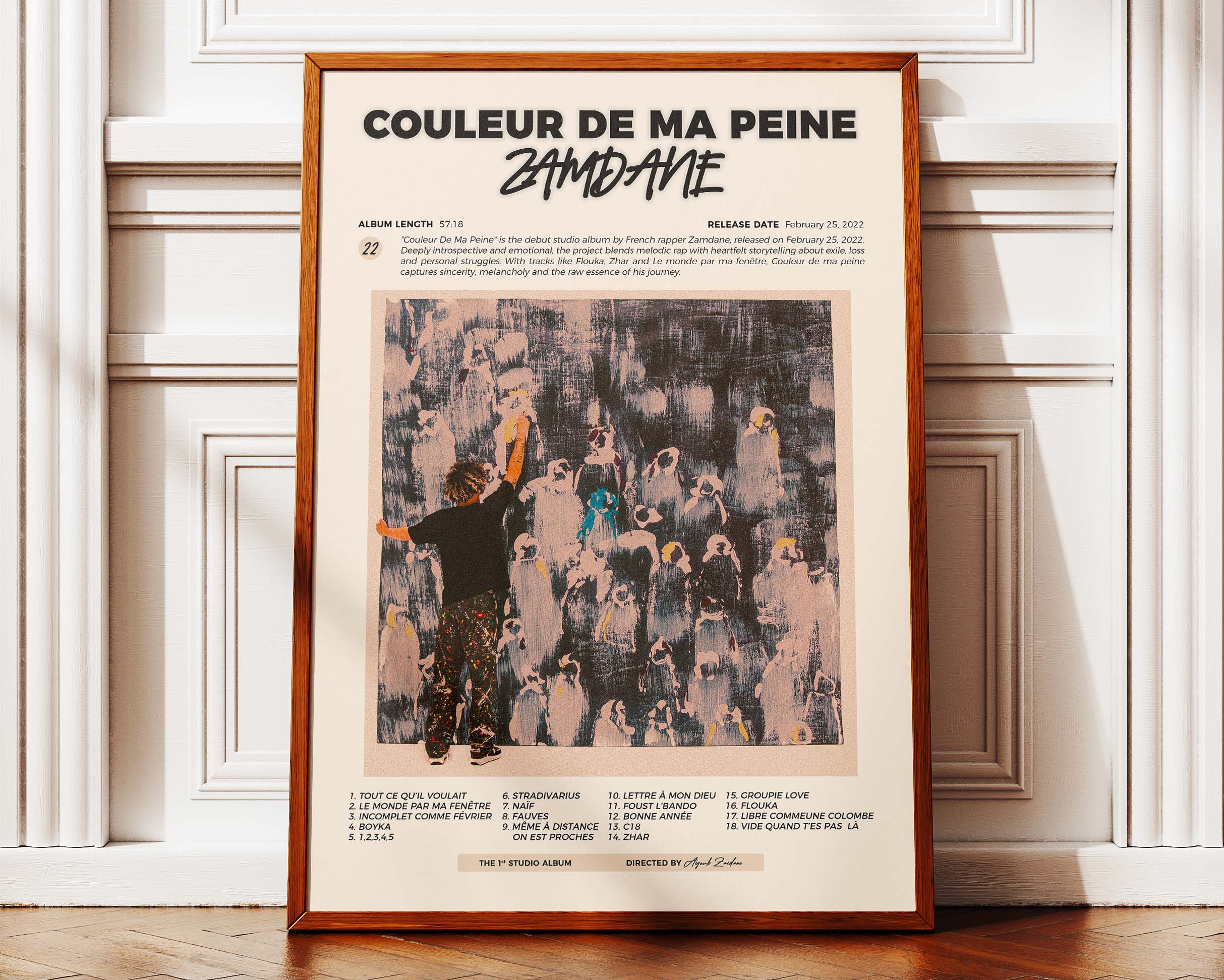 Poster minimaliste encadré de Zamdane Couleur de ma peine posé contre un mur bien visible, décoration rap mélancolique.