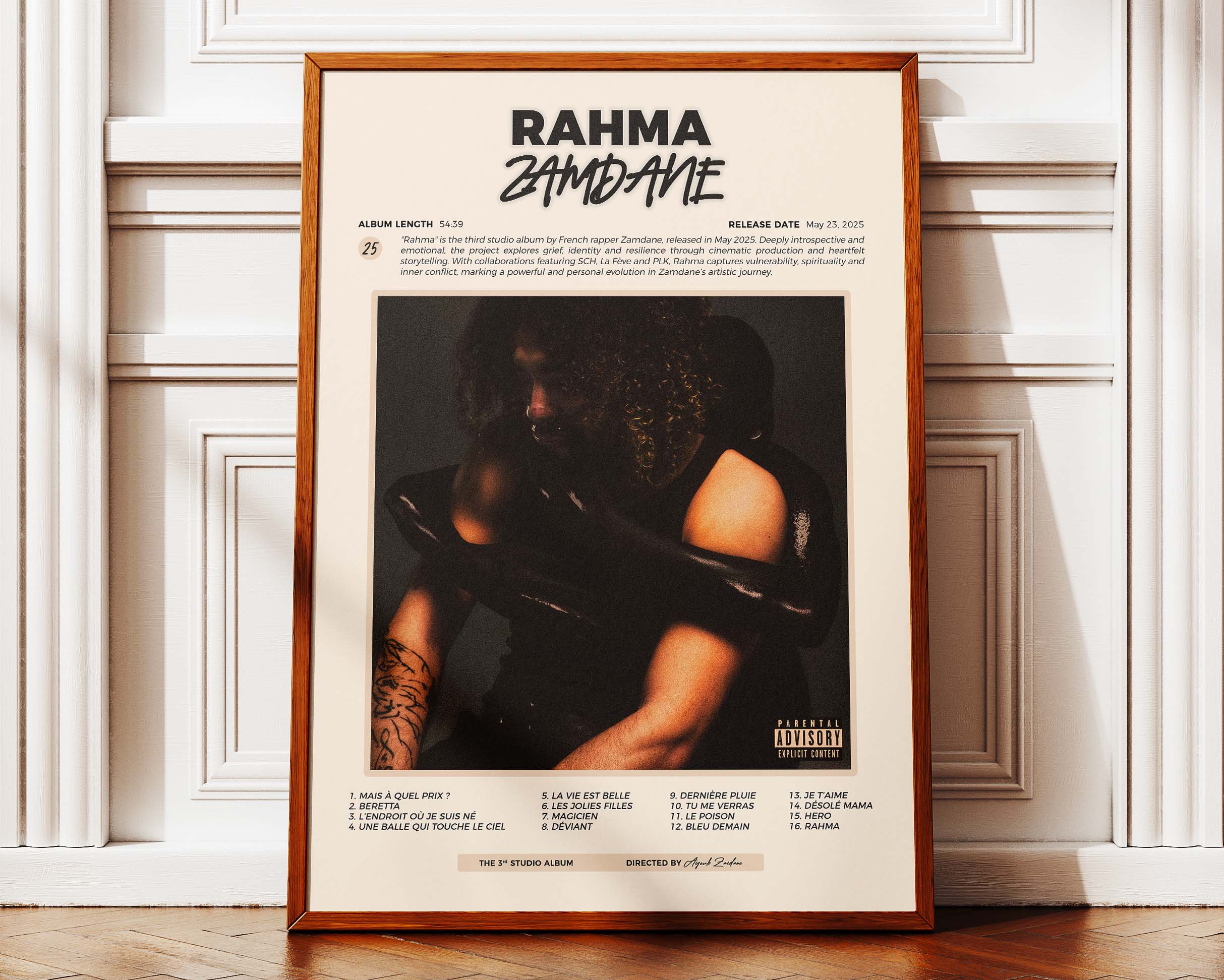 Poster minimaliste encadré de Zamdane Rahma posé contre un mur bien visible, décoration rap introspectif.
