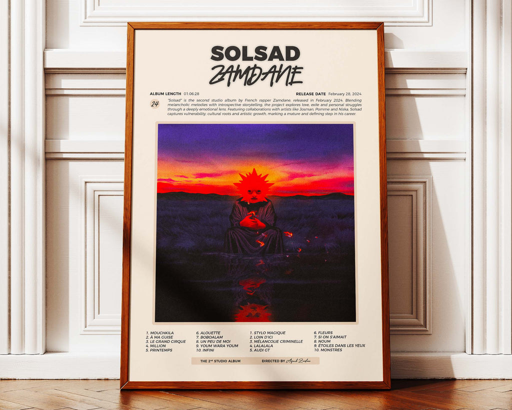 Poster minimaliste encadré de Zamdane SOLSAD posé contre un mur bien visible, décoration rap contemporain.
