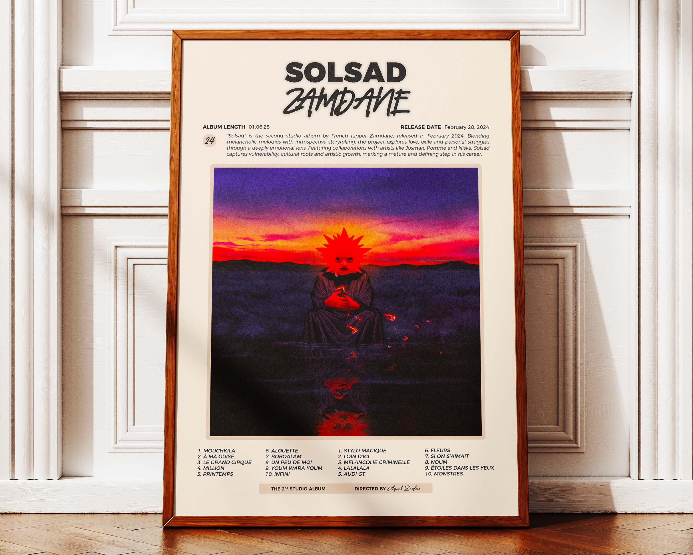 Poster minimaliste encadré de Zamdane SOLSAD posé contre un mur bien visible, décoration rap contemporain.