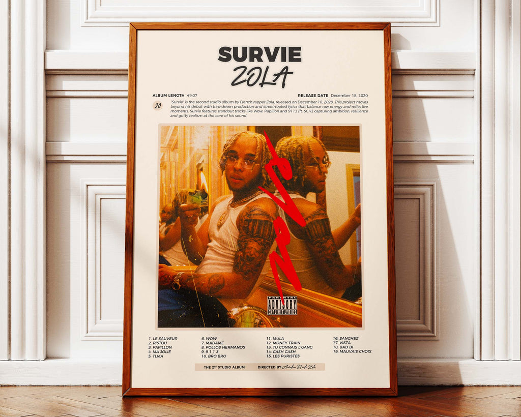 Poster minimaliste encadré de Zola Survie posé contre un mur bien visible, décoration rap moderne.