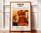 Poster minimaliste encadré de Zola Survie posé contre un mur bien visible, décoration rap moderne.