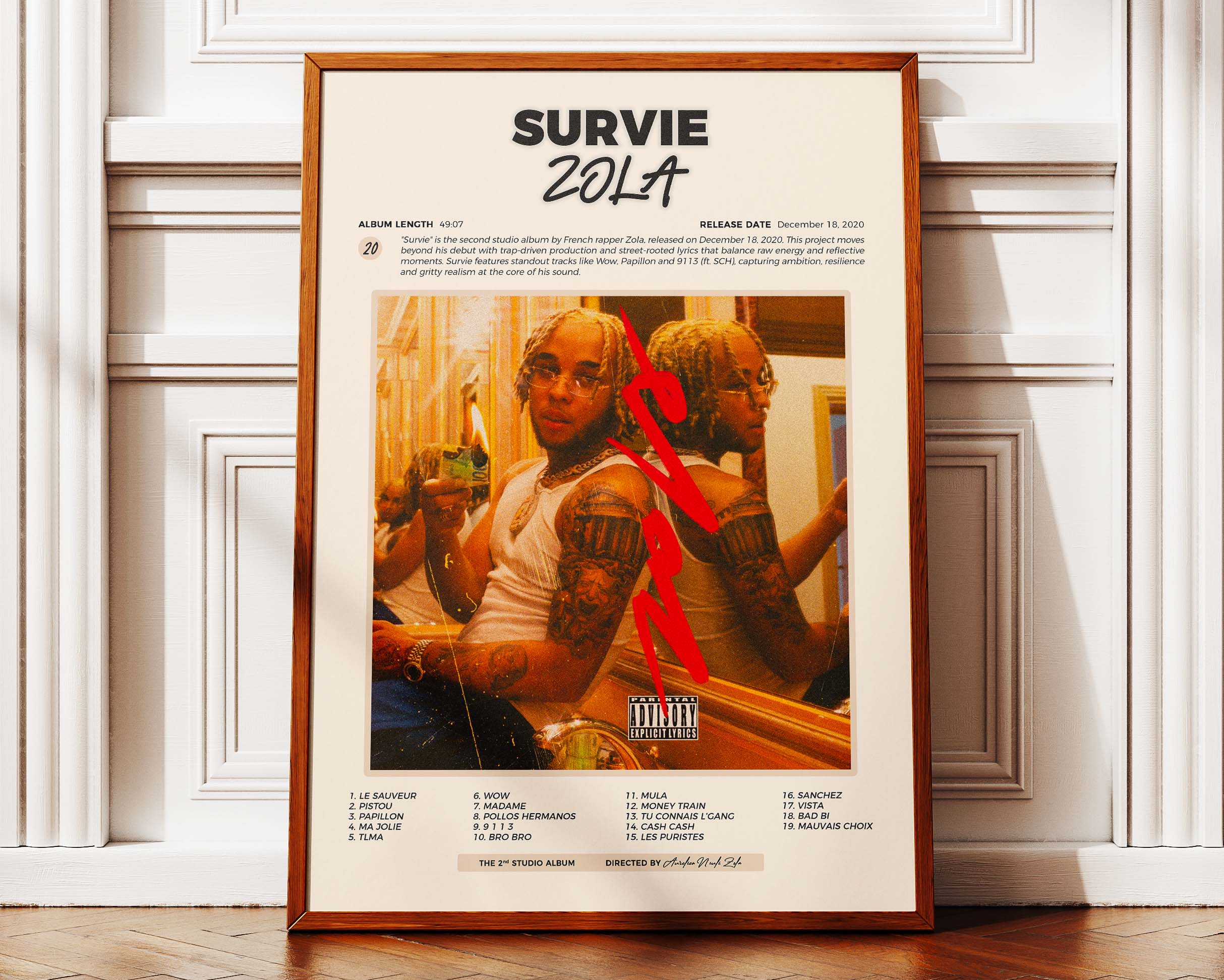 Poster minimaliste encadré de Zola Survie posé contre un mur bien visible, décoration rap moderne.
