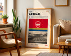 Poster minimaliste encadré du club Arsenal FC posé contre un mur dans un salon lumineux, art mural de football Premier League.