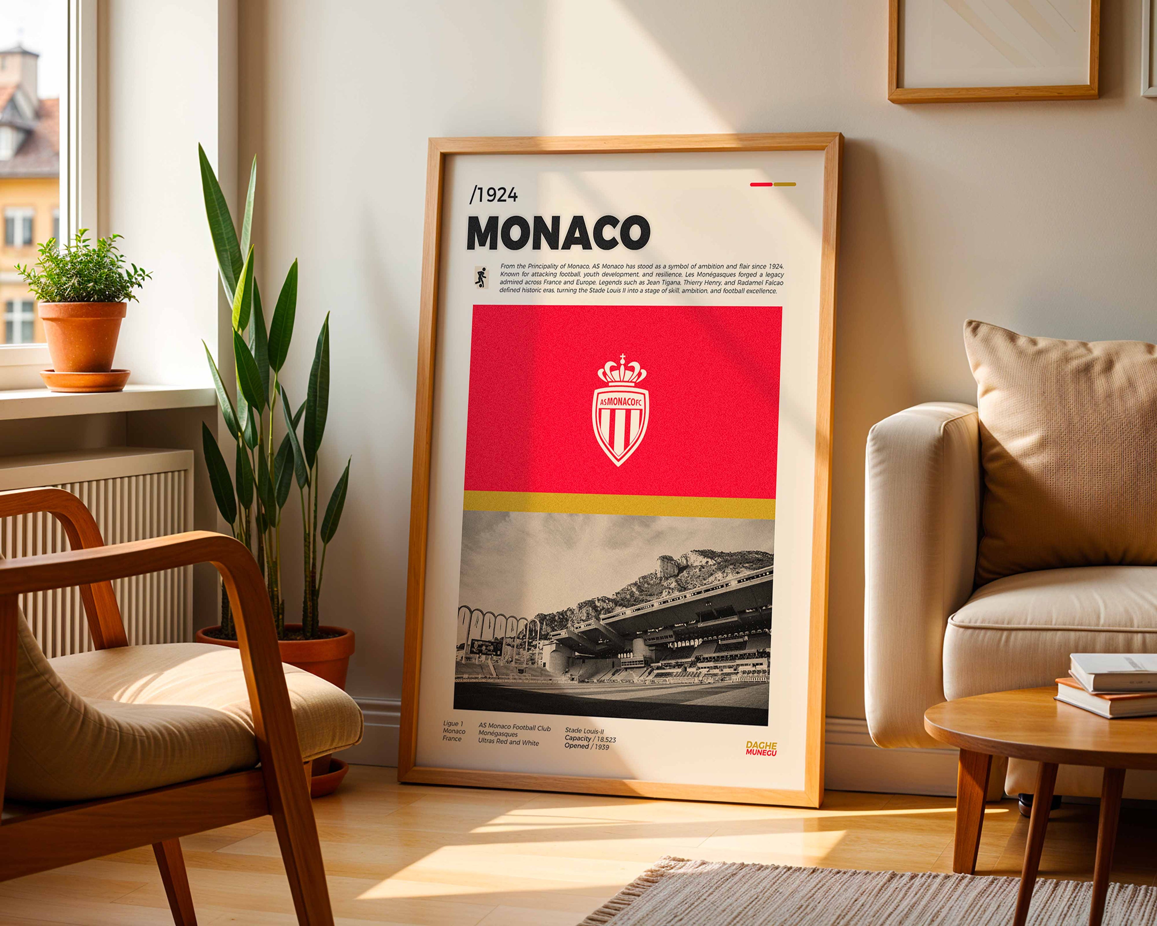 Poster minimaliste du club de Monaco posé contre un mur dans un salon lumineux, art mural Stade Louis-II.