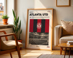 Poster minimaliste encadré de Atlanta United posé contre un mur dans un salon lumineux, art mural contemporain.