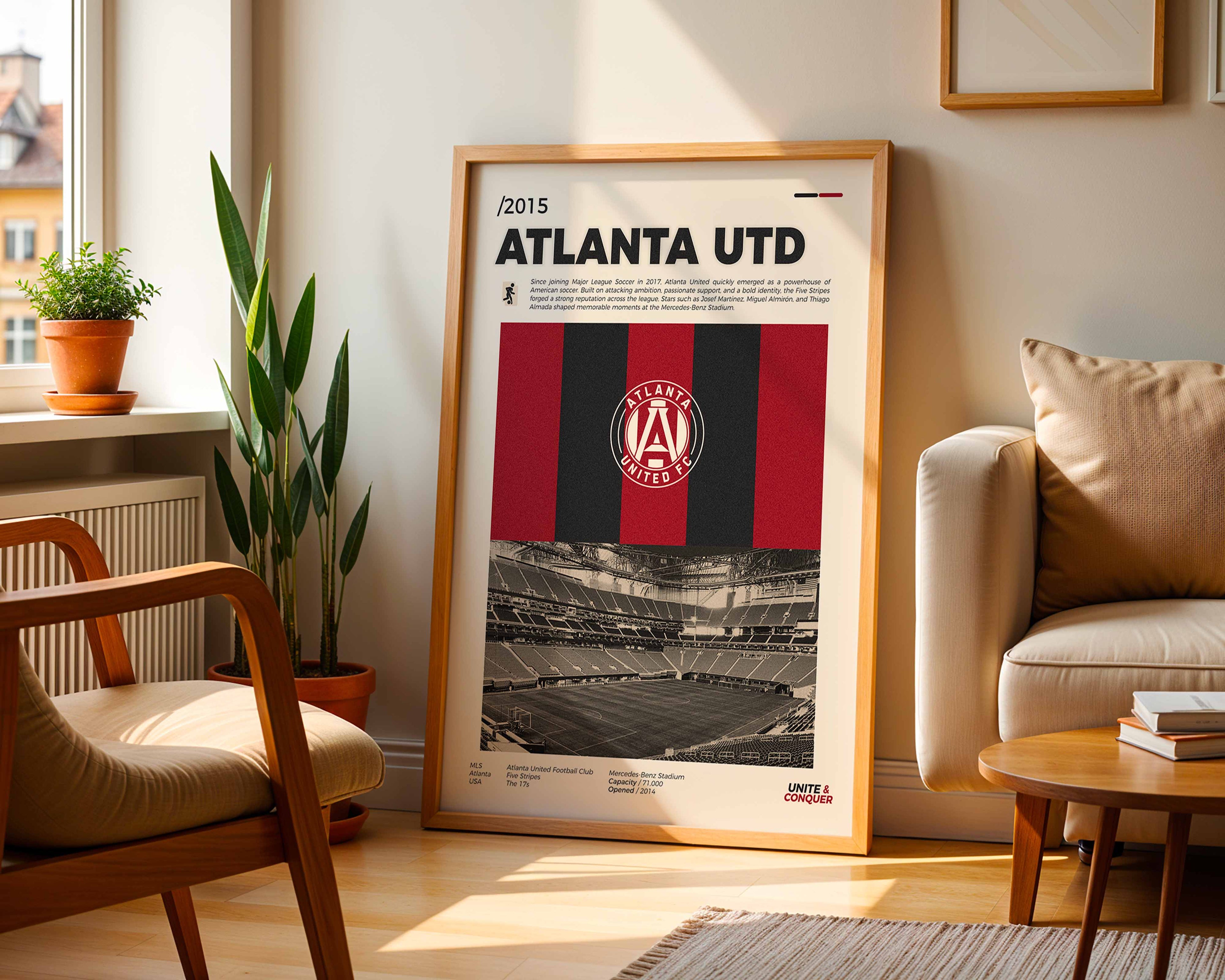 Poster minimaliste encadré de Atlanta United posé contre un mur dans un salon lumineux, art mural contemporain.