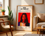 Poster minimaliste encadré de l'album de Aya Nakamura posé contre un mur dans un salon lumineux, art mural contemporain.