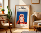 Poster minimaliste encadré de l'album de Aya Nakamura posé contre un mur dans un salon lumineux, art mural contemporain.