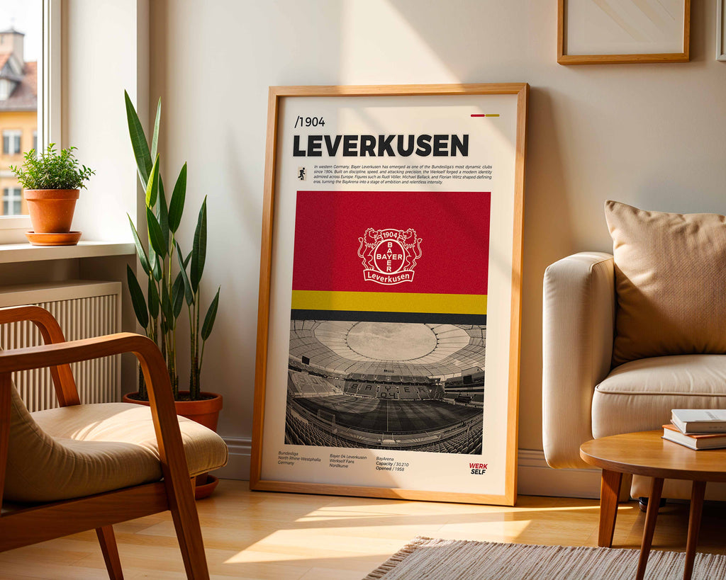Poster minimaliste du club de Leverkusen posé contre un mur dans un salon lumineux, art mural BayArena.
