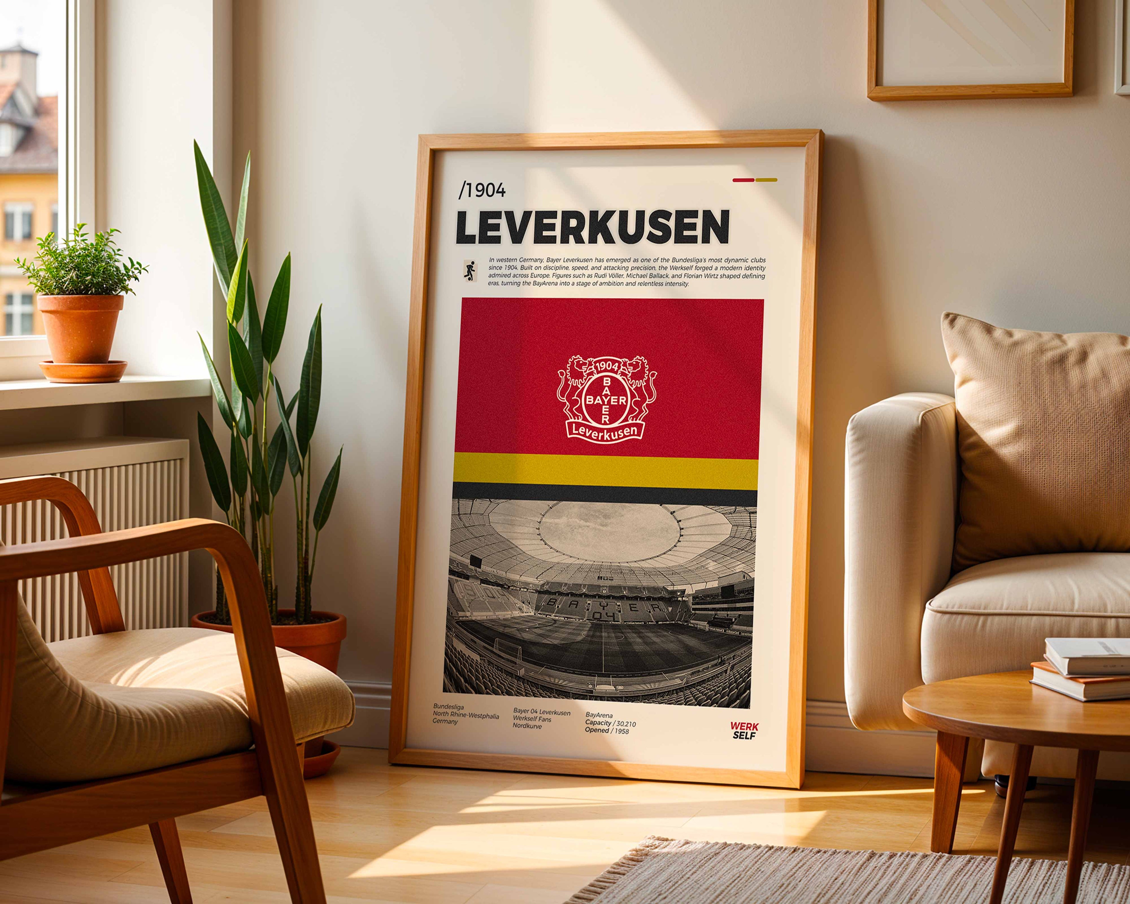 Poster minimaliste du club de Leverkusen posé contre un mur dans un salon lumineux, art mural BayArena.