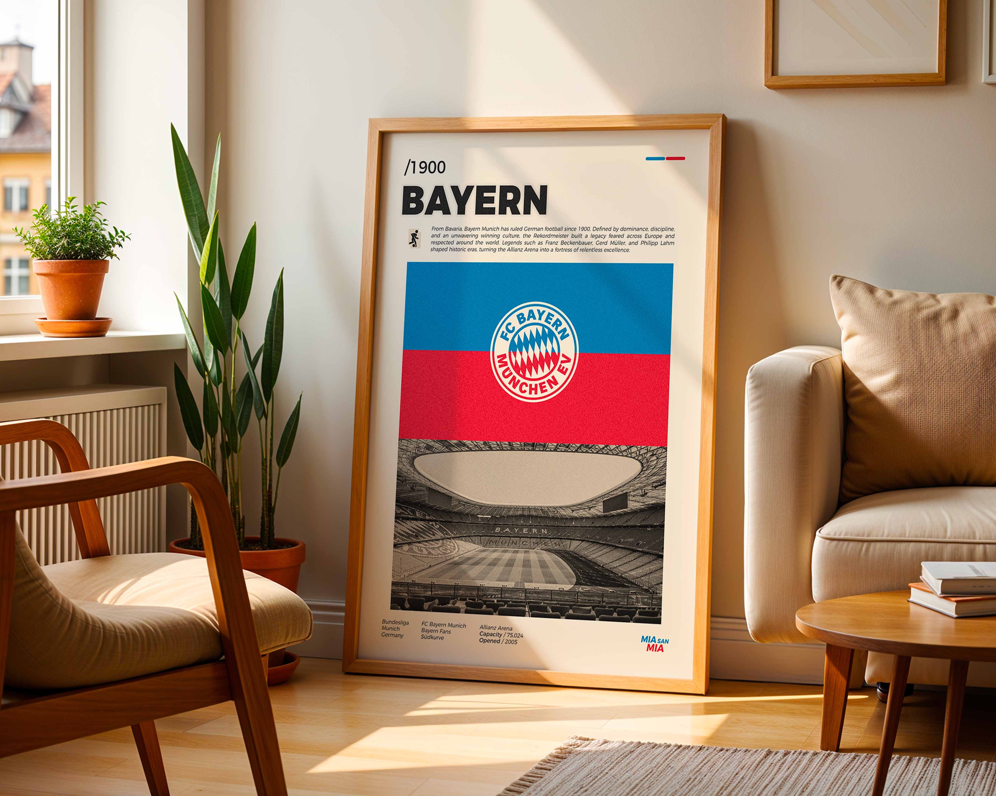 Poster minimaliste encadré du club Bayern Munich posé contre un mur dans un salon lumineux, art mural de football Bundesliga.