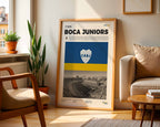 Poster minimaliste encadré du club de Boca Juniors posé contre un mur dans un salon lumineux, art mural sobre.