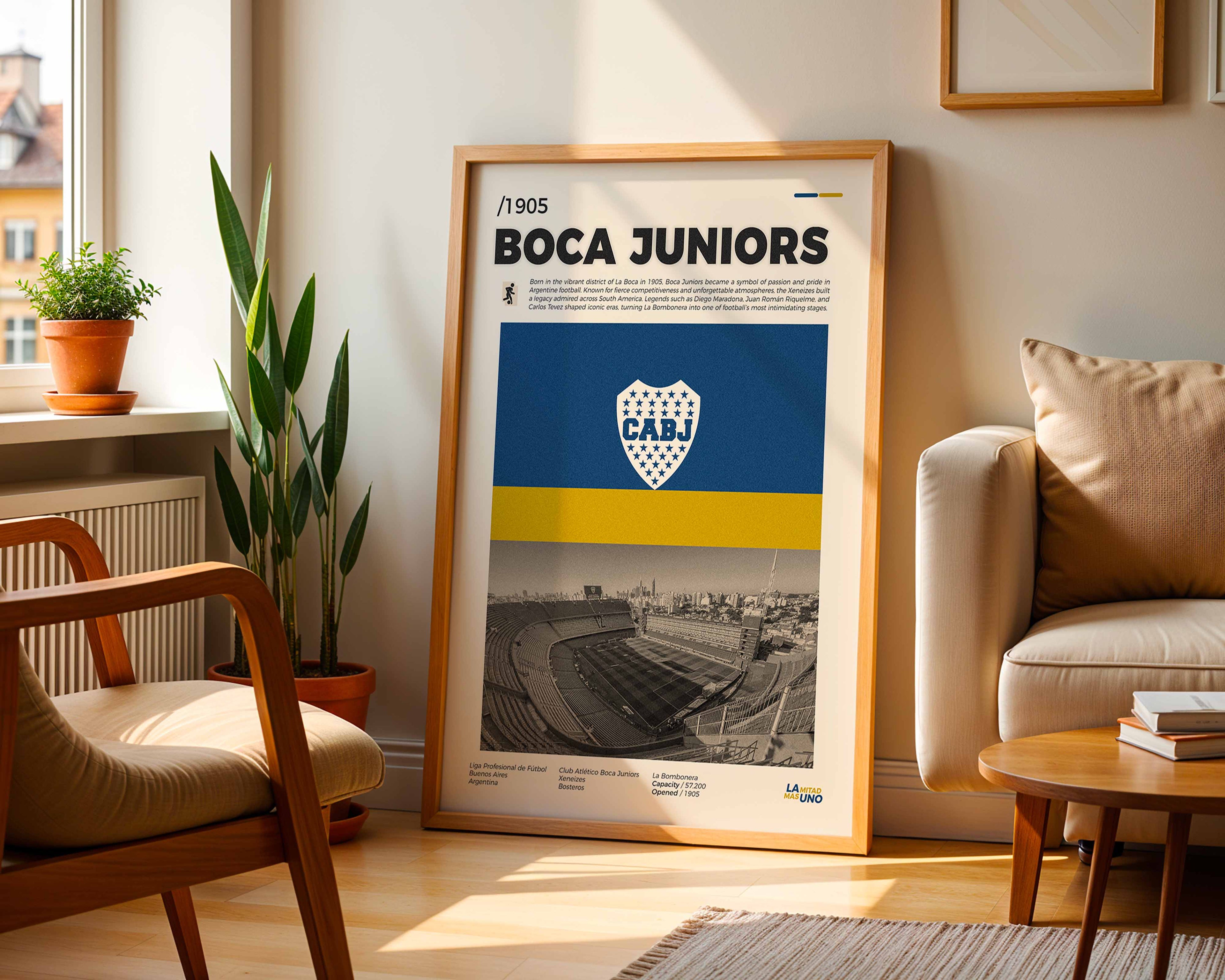 Poster minimaliste encadré du club de Boca Juniors posé contre un mur dans un salon lumineux, art mural sobre.
