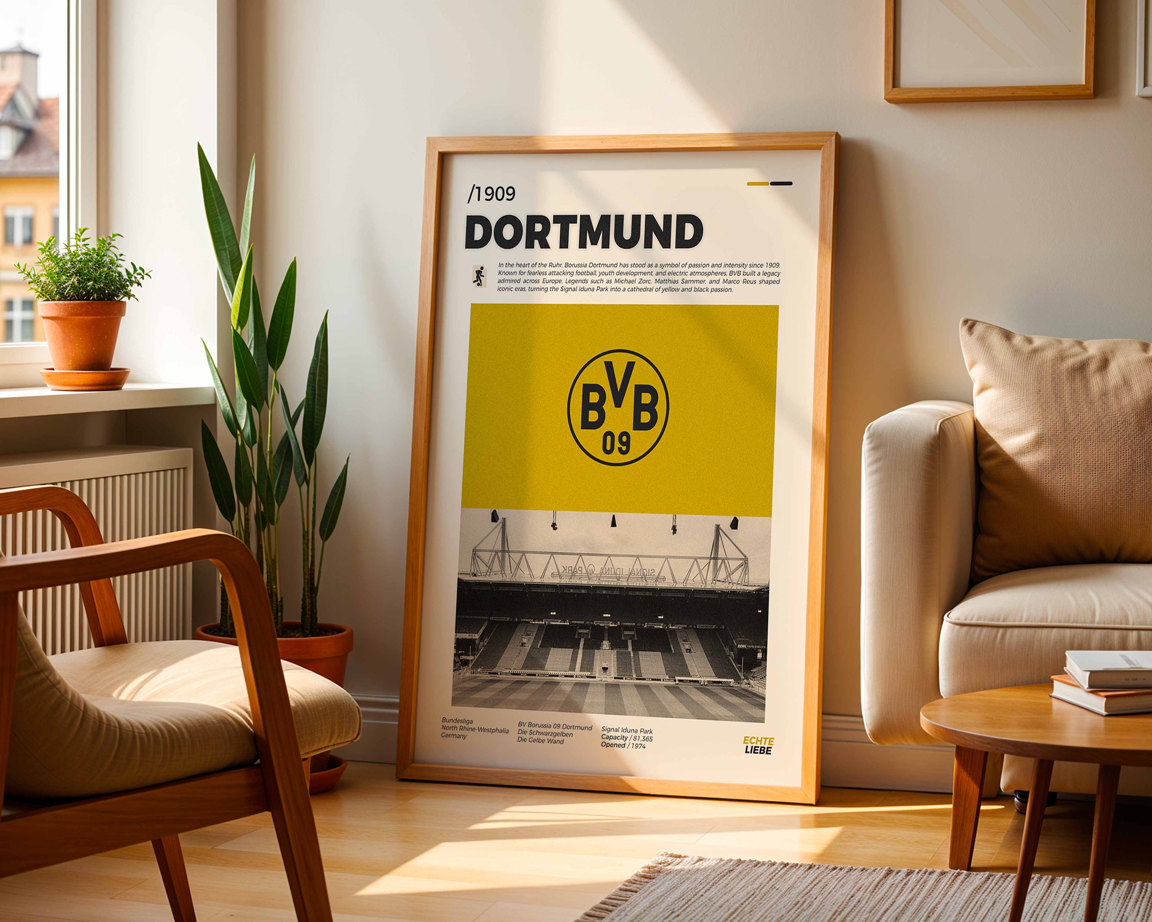 Poster minimaliste encadré du club de Dortmund posé contre un mur dans un salon lumineux, art mural moderne.