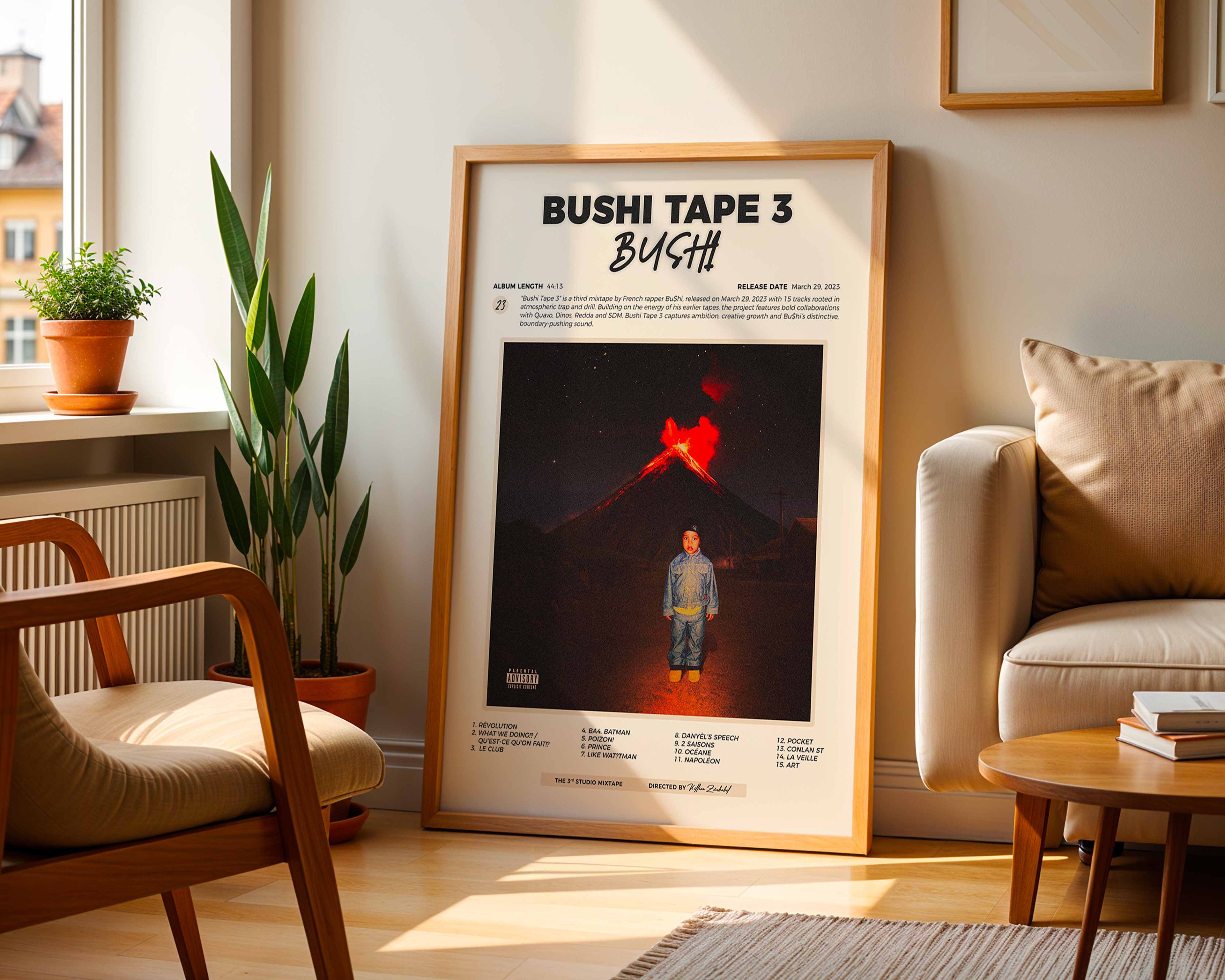 Poster minimaliste encadré de l'album de Bushi posé contre un mur dans un salon lumineux, art mural contemporain.