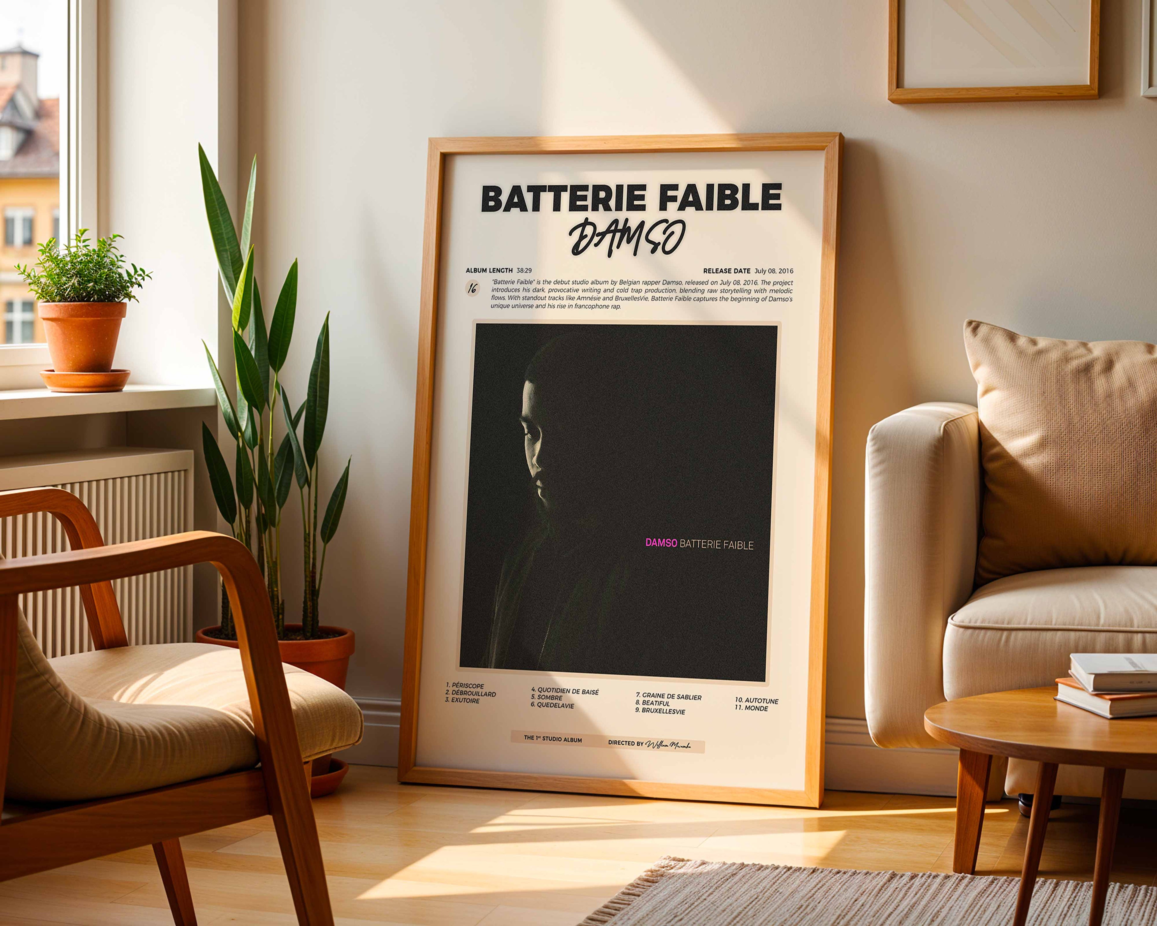 Poster minimaliste encadré de l'album de Damso posé contre un mur dans un salon lumineux, art mural contemporain.