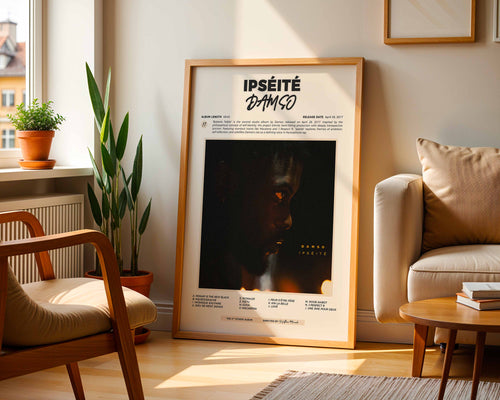 Poster minimaliste encadré de l'album de Damso posé contre un mur dans un salon lumineux, art mural contemporain.