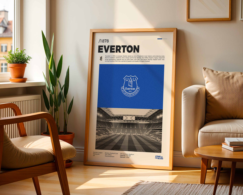 Poster minimaliste encadré du club d'Everton posé contre un mur dans un salon lumineux, art mural sobre.