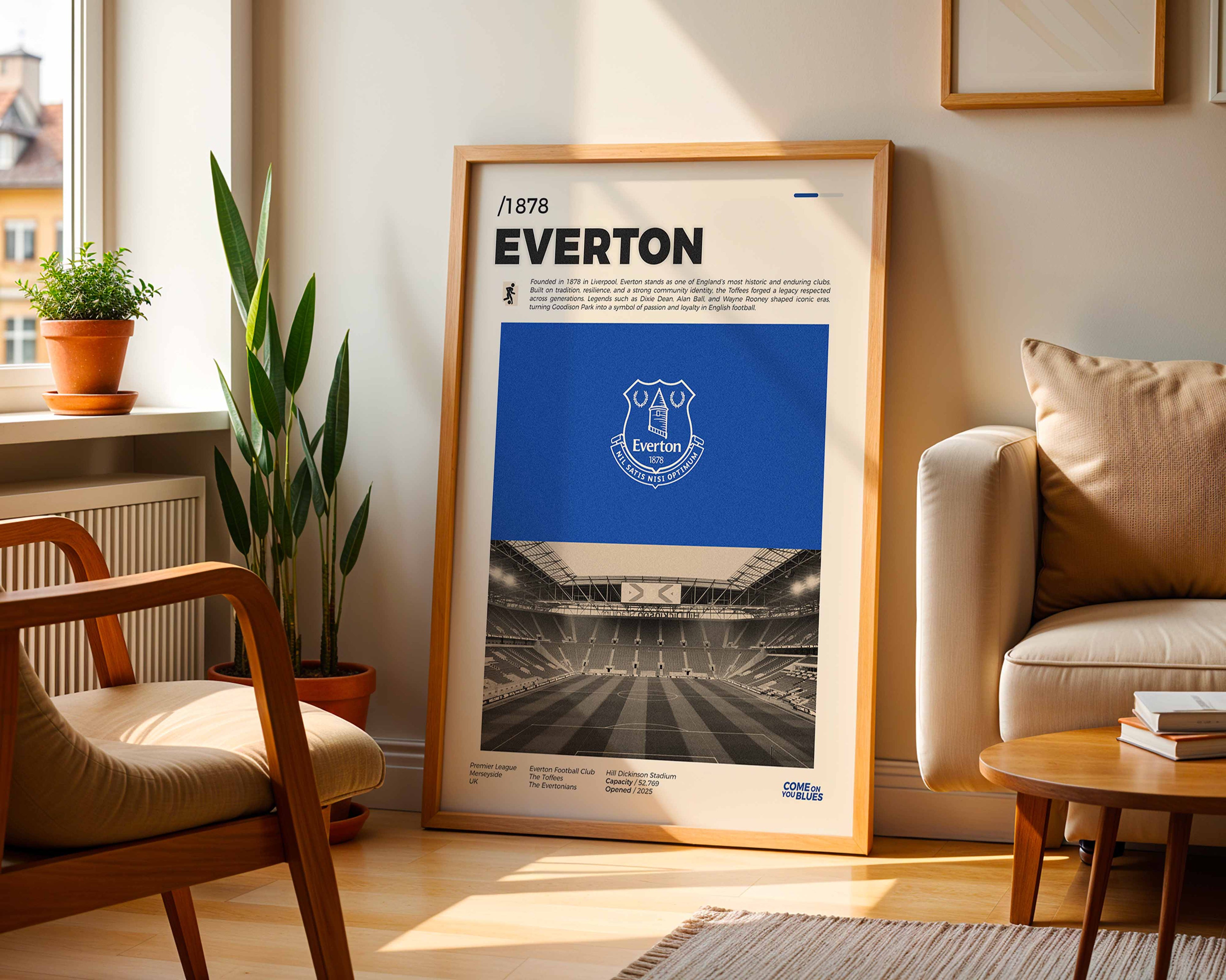 Poster minimaliste encadré du club d'Everton posé contre un mur dans un salon lumineux, art mural sobre.