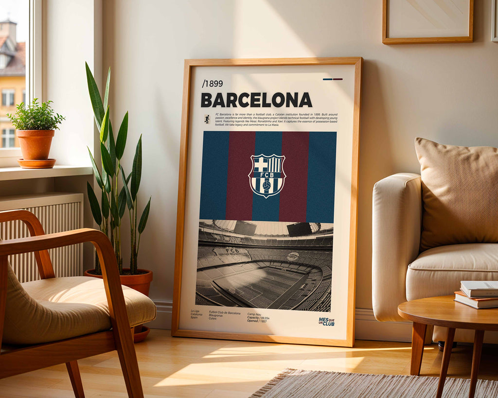 Poster minimaliste encadré du club FC Barcelone posé contre un mur dans un salon lumineux, art mural de football contemporain.