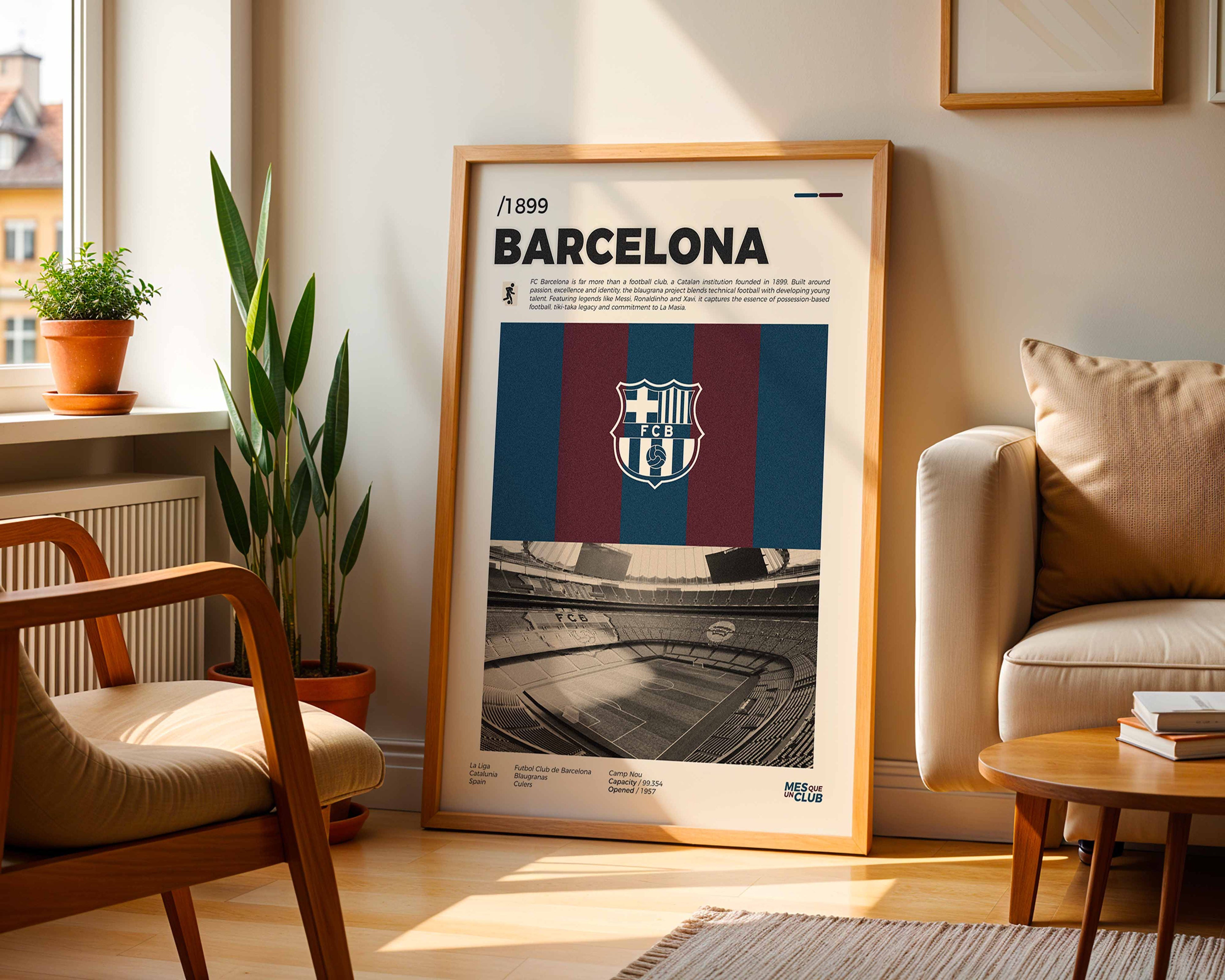 Poster minimaliste encadré du club FC Barcelone posé contre un mur dans un salon lumineux, art mural de football contemporain.