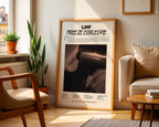 Poster minimaliste encadré de l'album LMF de Freeze Corleone posé contre un mur dans un salon lumineux, art mural contemporain.