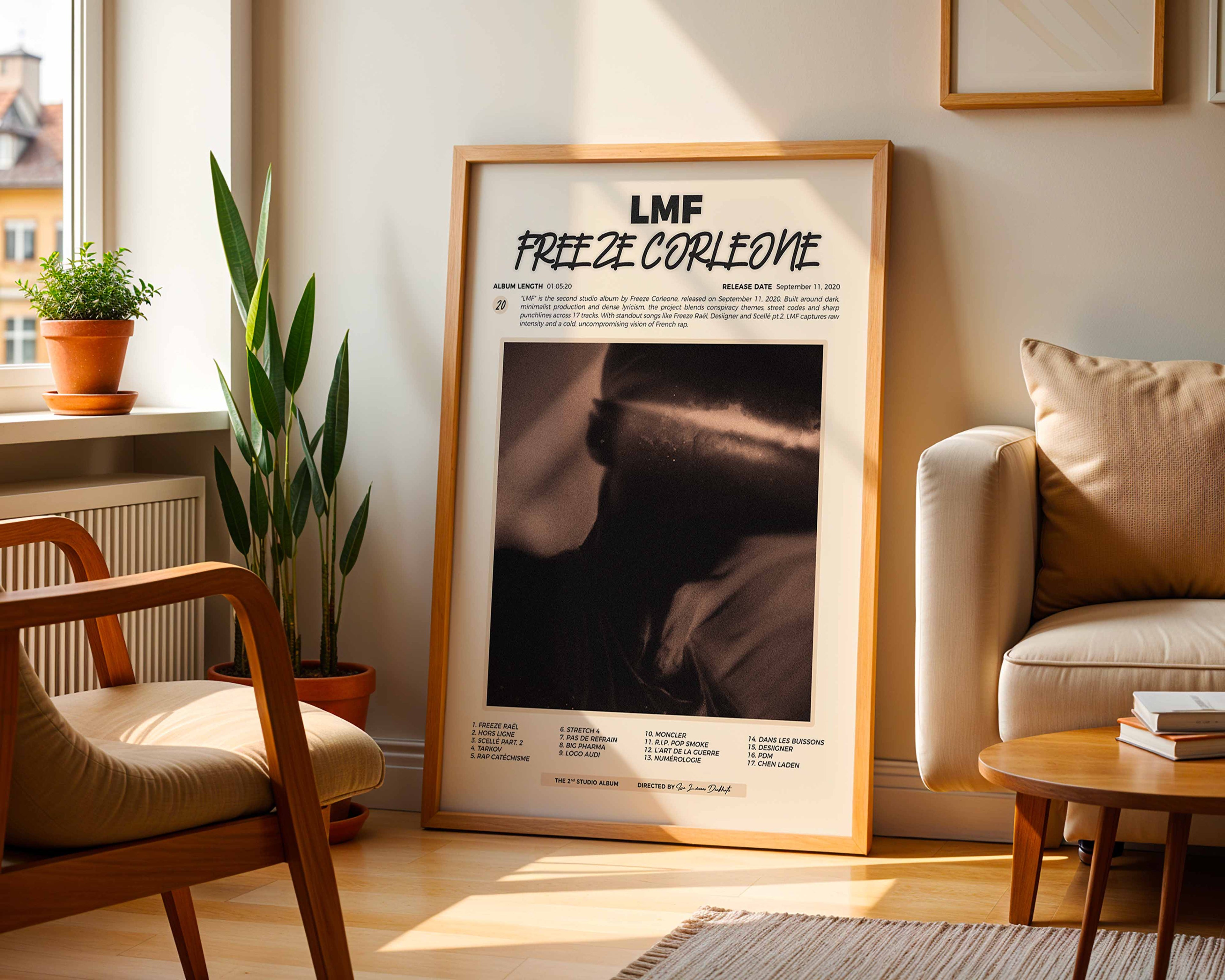 Poster minimaliste encadré de l'album LMF de Freeze Corleone posé contre un mur dans un salon lumineux, art mural contemporain.