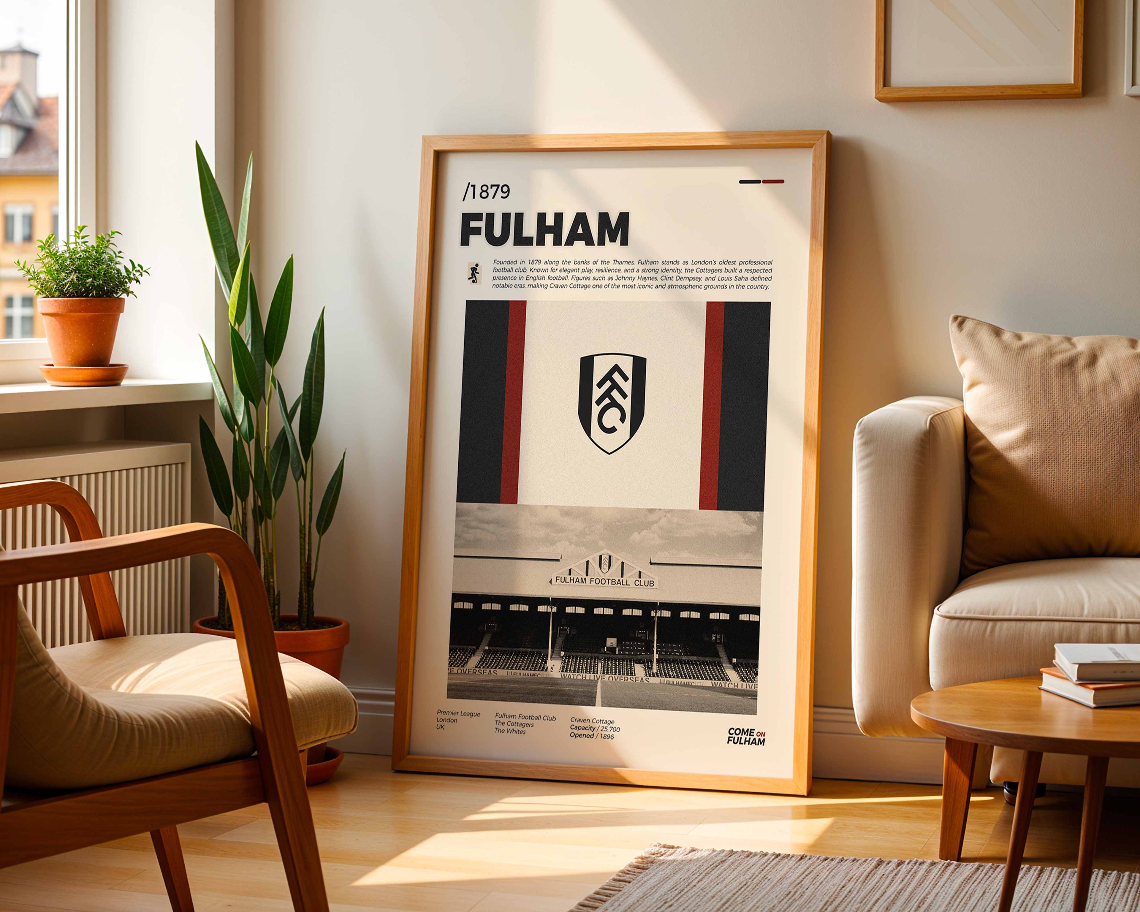 Poster minimaliste encadré du club de Fulham posé contre un mur dans un salon lumineux, art mural sobre.