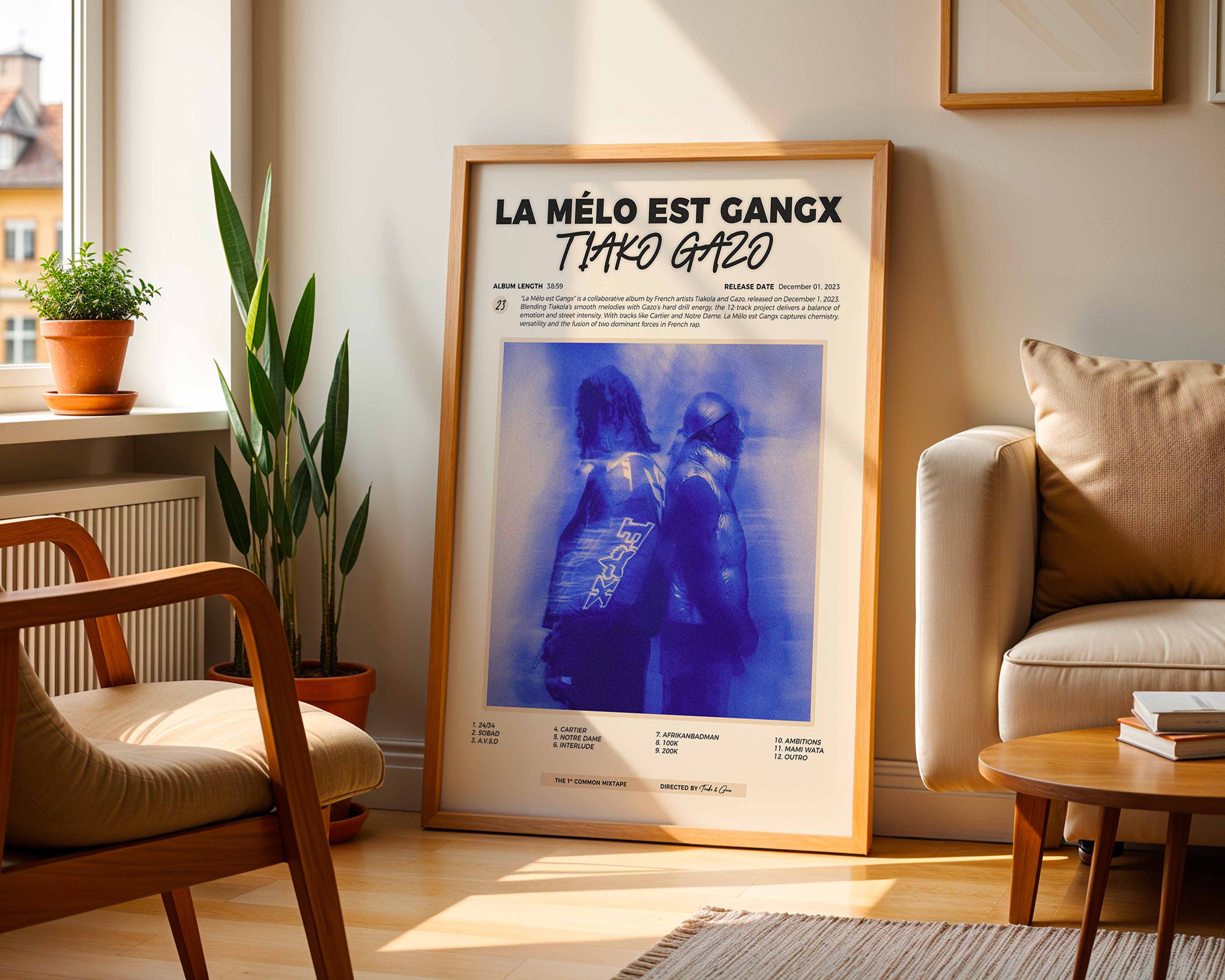 Poster minimaliste encadré de l'album de Gazo et Tiakola posé contre un mur dans un salon lumineux, art mural contemporain.