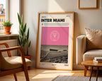 Poster minimaliste du club de l'Inter Miami posé contre un mur dans un salon lumineux, art mural Chase Stadium.