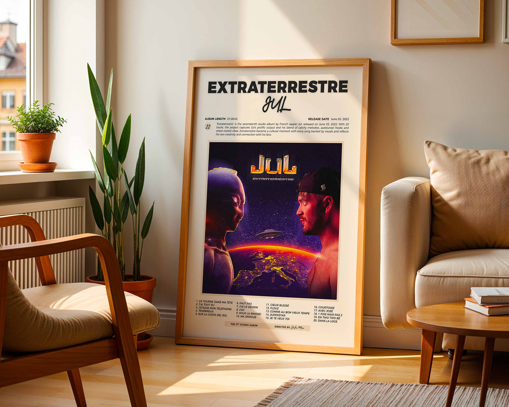 Poster minimaliste encadré de l'album de JUL posé contre un mur dans un salon lumineux, art mural contemporain.