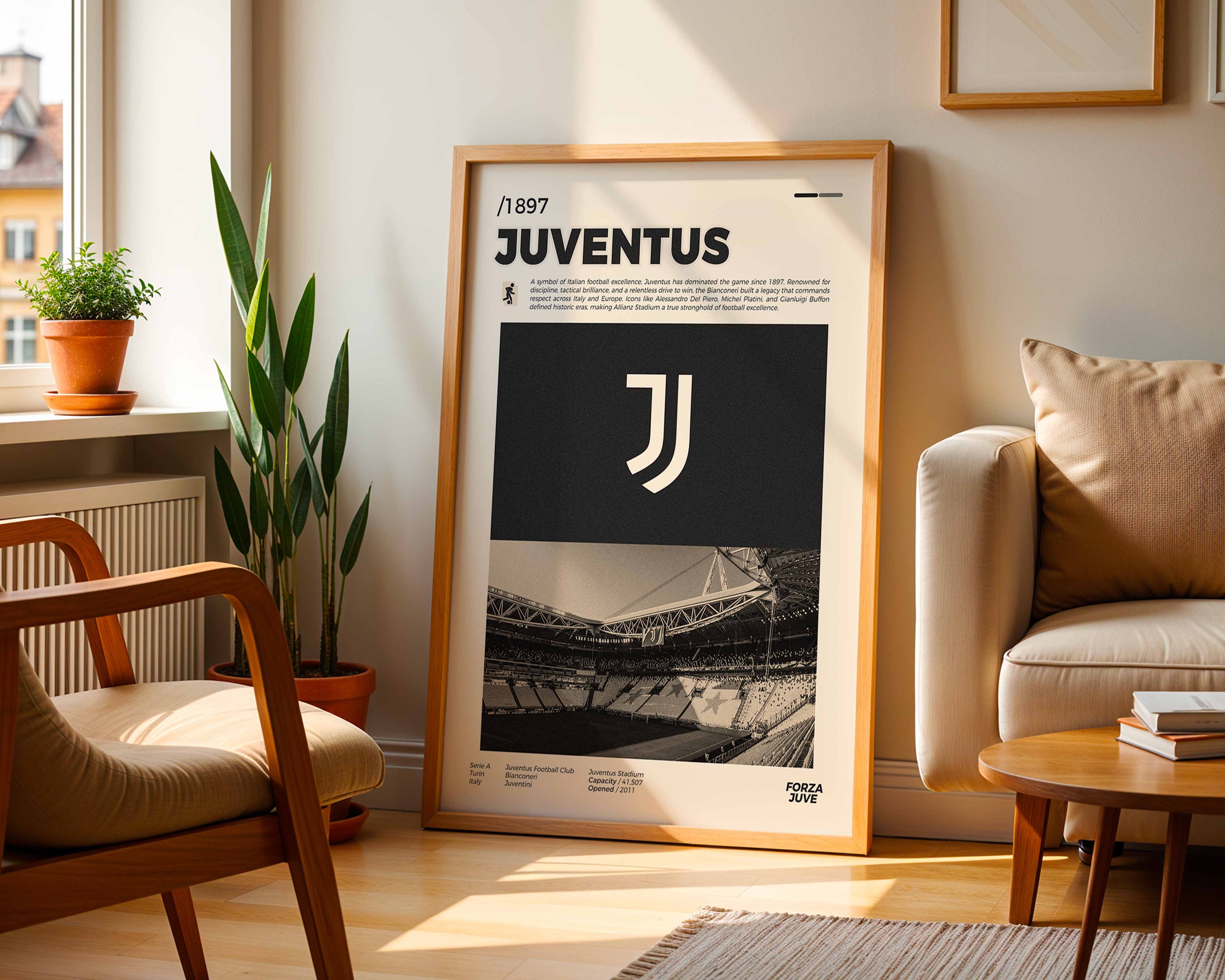 Poster minimaliste encadré du club Juventus posé contre un mur dans un salon lumineux, art mural de football Serie A.