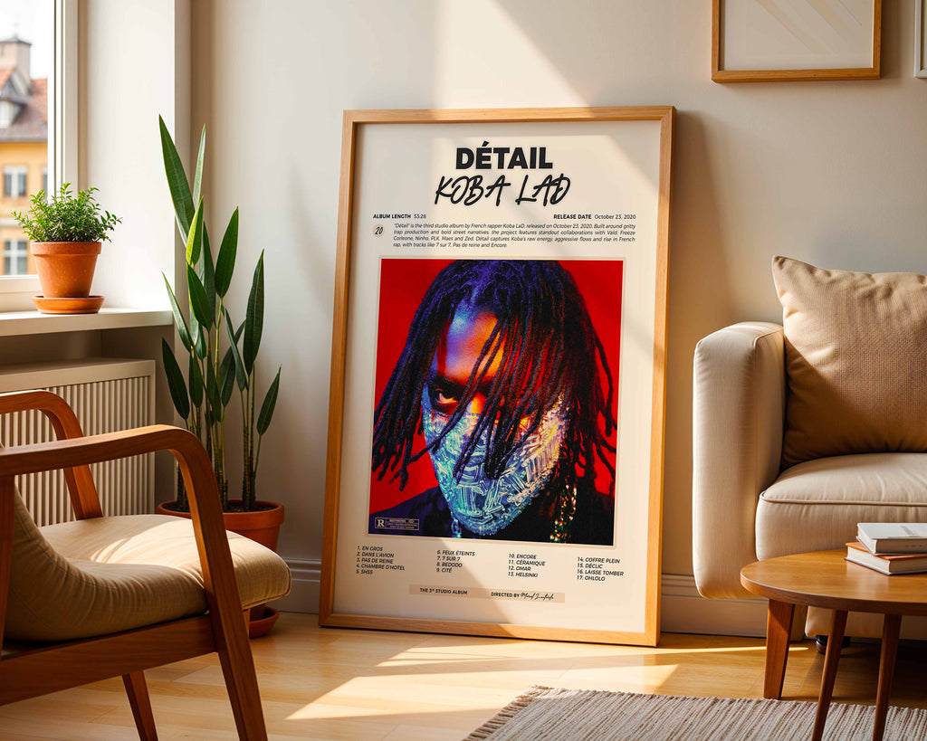 Poster minimaliste encadré de l'album de Koba LaD posé contre un mur dans un salon lumineux, art mural contemporain.