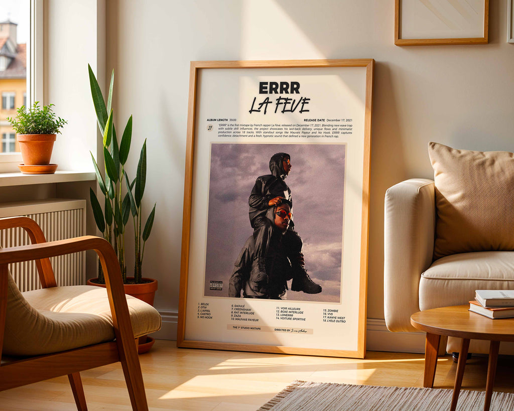 Poster minimaliste encadré de la mixtape de La Feve posé contre un mur dans un salon lumineux, art mural contemporain.