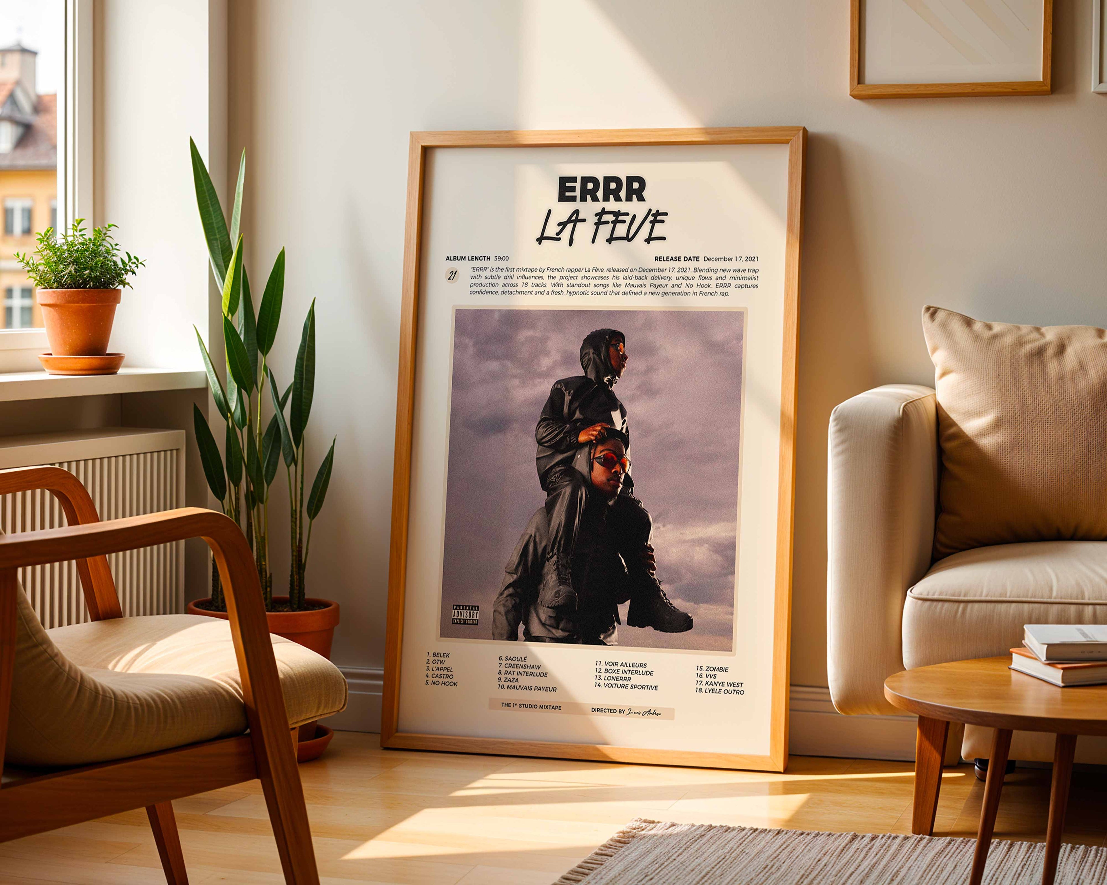 Poster minimaliste encadré de la mixtape de La Feve posé contre un mur dans un salon lumineux, art mural contemporain.