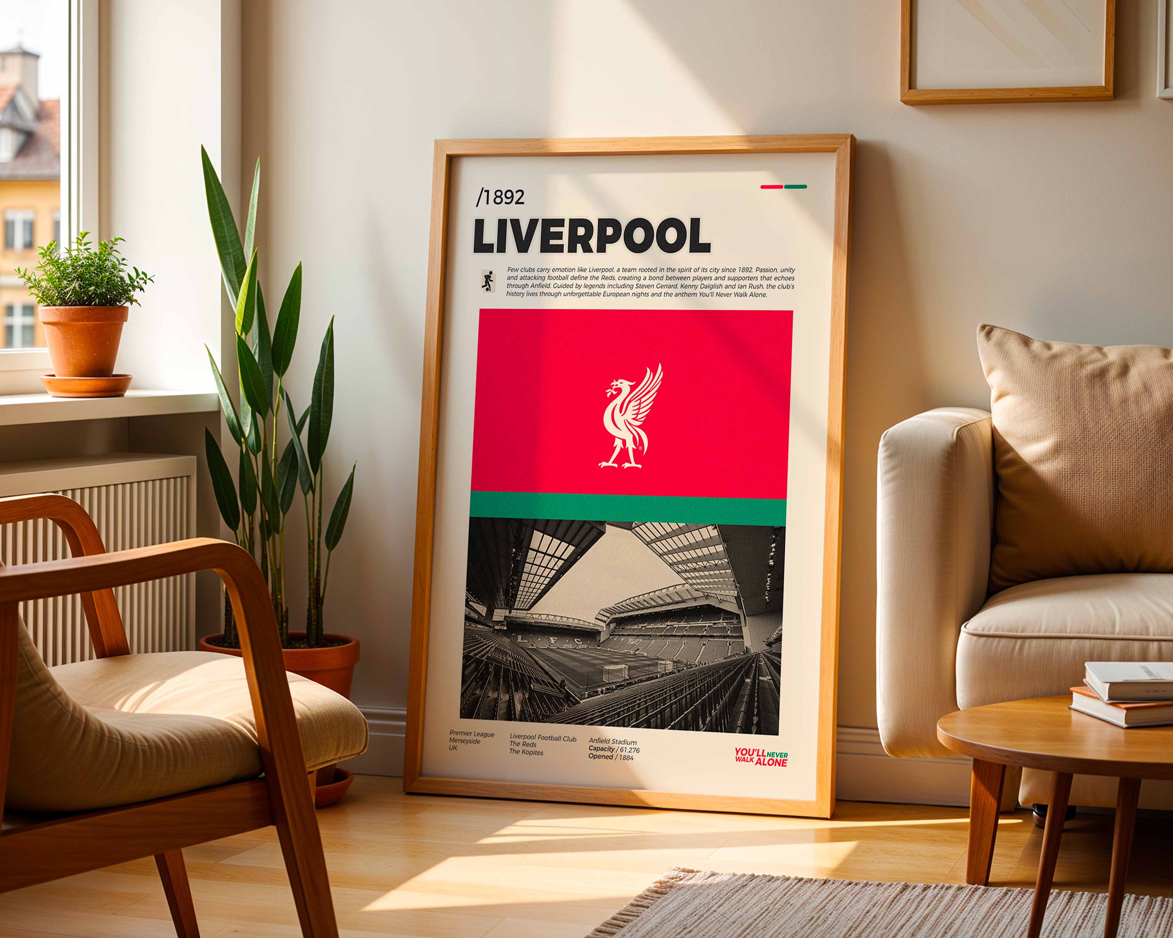 Poster minimaliste du club de Liverpool posé contre un mur dans un salon lumineux, art mural Anfield.