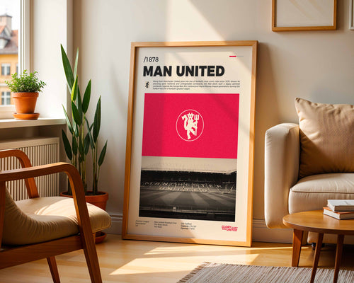 Poster minimaliste encadré du club Manchester United posé contre un mur dans un salon lumineux, art mural de football Premier League.