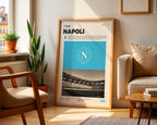 Poster minimaliste du club de Naples posé contre un mur dans un salon lumineux, art mural Napoli.