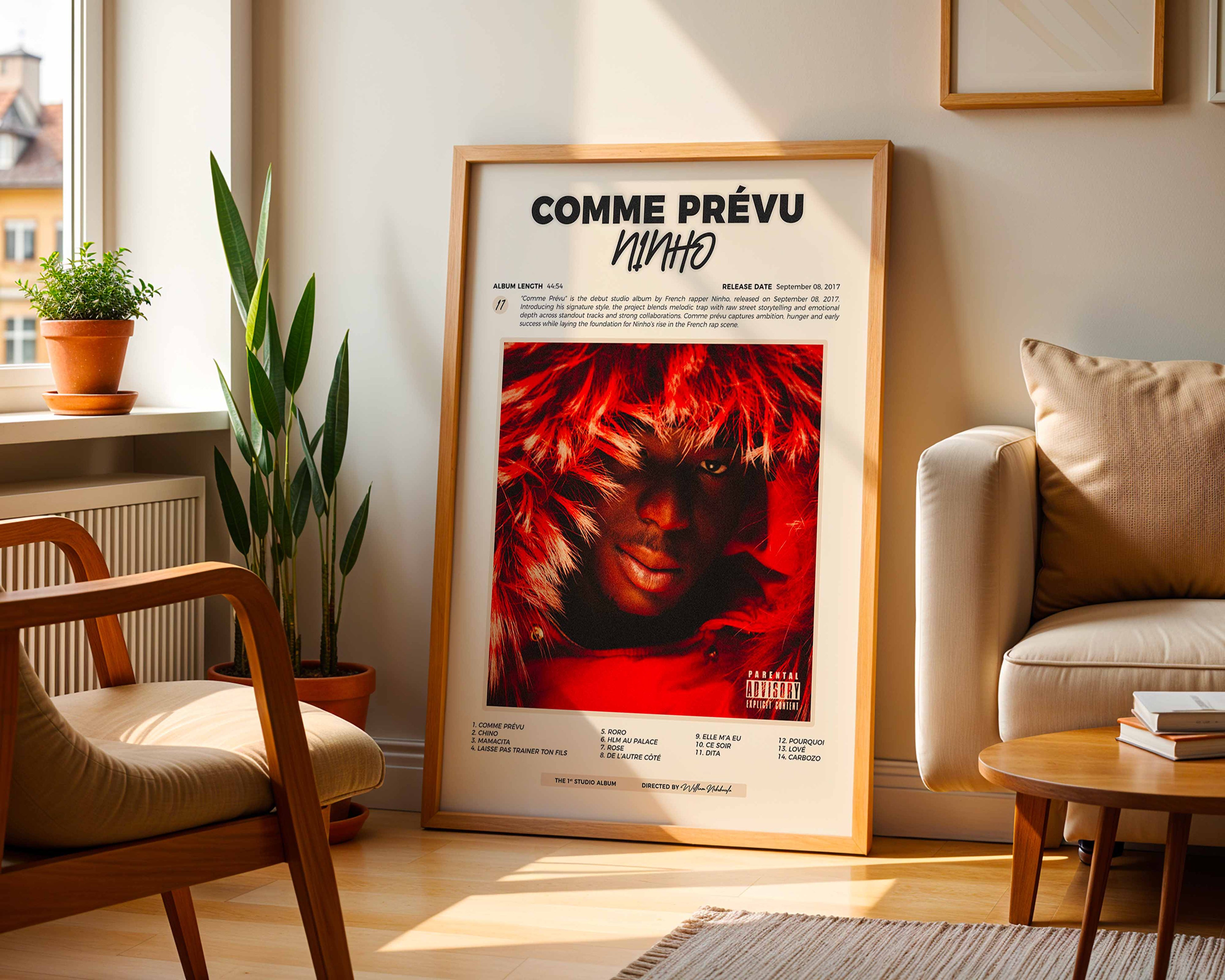 Poster minimaliste encadré de l'album de Ninho posé contre un mur dans un salon lumineux, art mural contemporain.