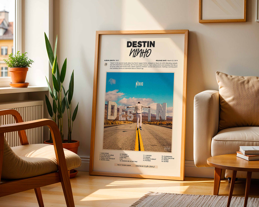Poster minimaliste encadré de l'album Destin de Ninho posé contre un mur dans un salon lumineux, art mural contemporain.