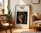 Poster minimaliste encadré de M.I.L.S 4 de Ninho posé contre un mur dans un salon lumineux, art mural contemporain.