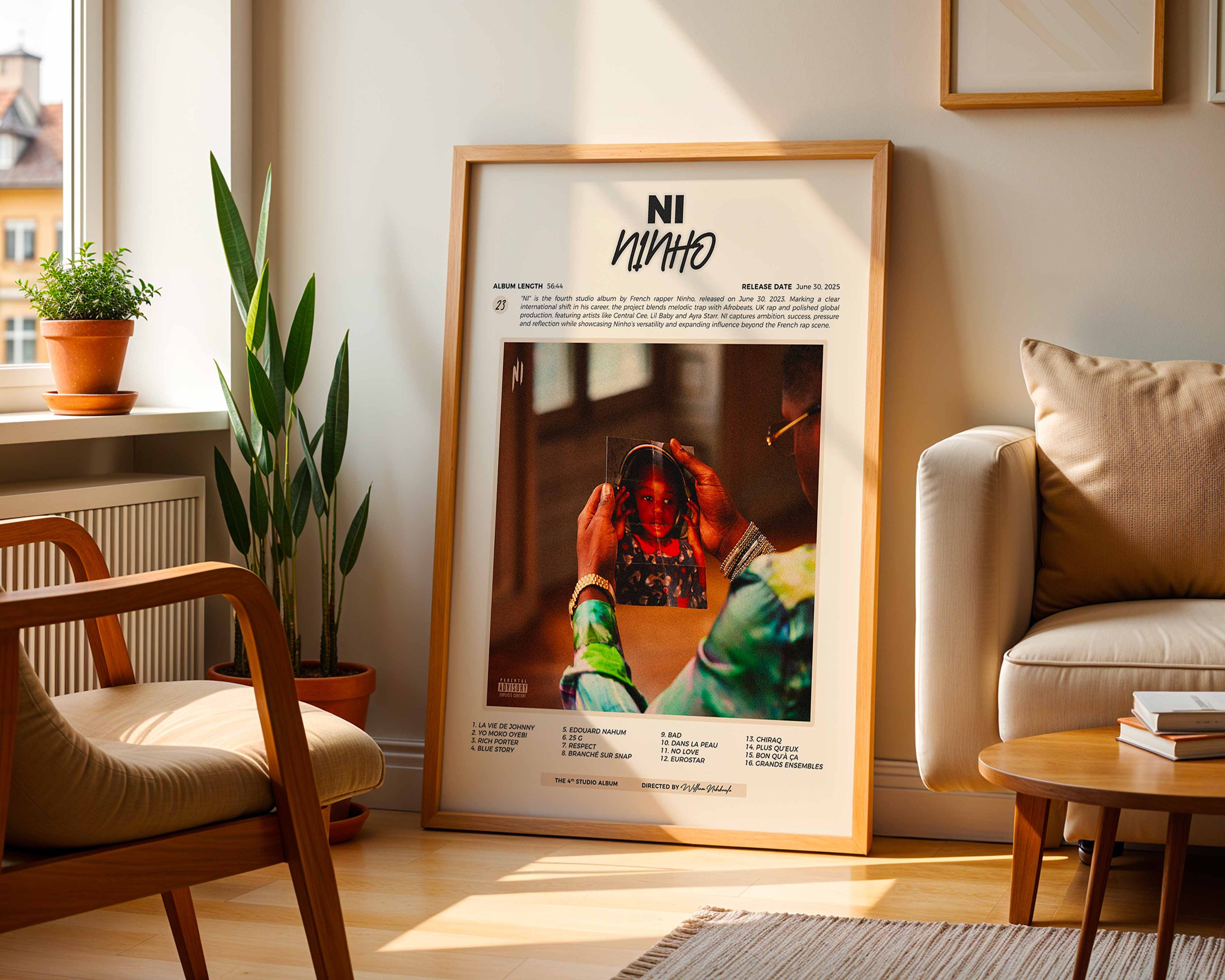 Poster minimaliste encadré de l'album NI de Ninho posé contre un mur dans un salon lumineux, art mural contemporain.