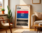 Poster minimaliste du club de Lyon posé contre un mur dans un salon lumineux, art mural Groupama Stadium.