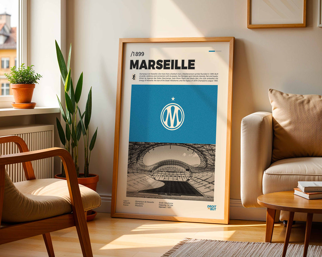 Poster minimaliste encadré du club Olympique de Marseille posé contre un mur dans un salon lumineux, art mural de football.