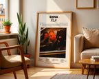 Poster minimaliste encadré de l'album de PLK posé contre un mur dans un salon lumineux, art mural contemporain.