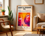Poster minimaliste encadré de l'album de PNL posé contre un mur dans un salon lumineux, art mural contemporain.