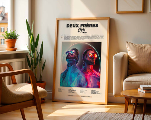 Poster minimaliste encadré de l'album de PNL posé contre un mur dans un salon lumineux, art mural contemporain.